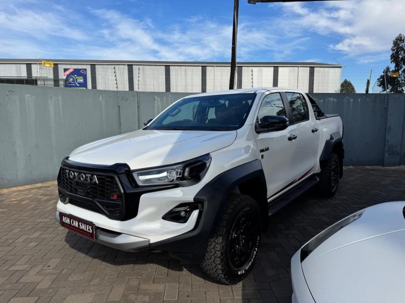 2025 TOYOTA Hilux