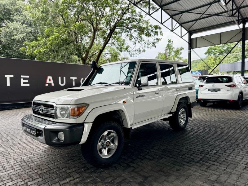 2013 TOYOTA Landcruiser SW