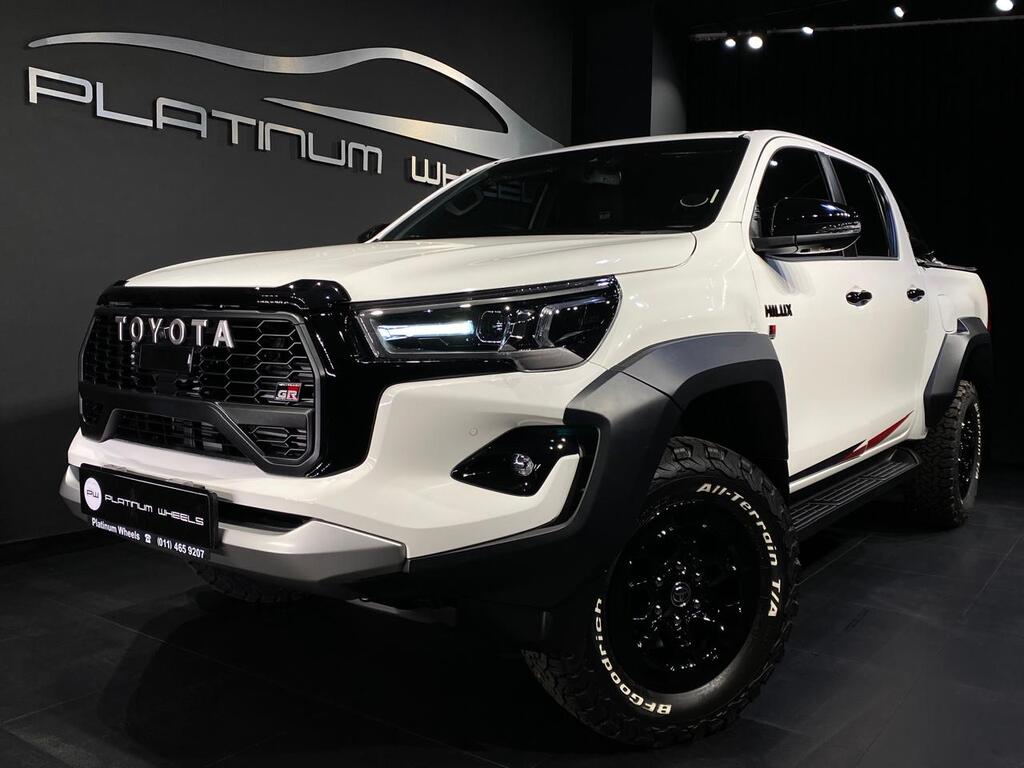 2025 TOYOTA Hilux