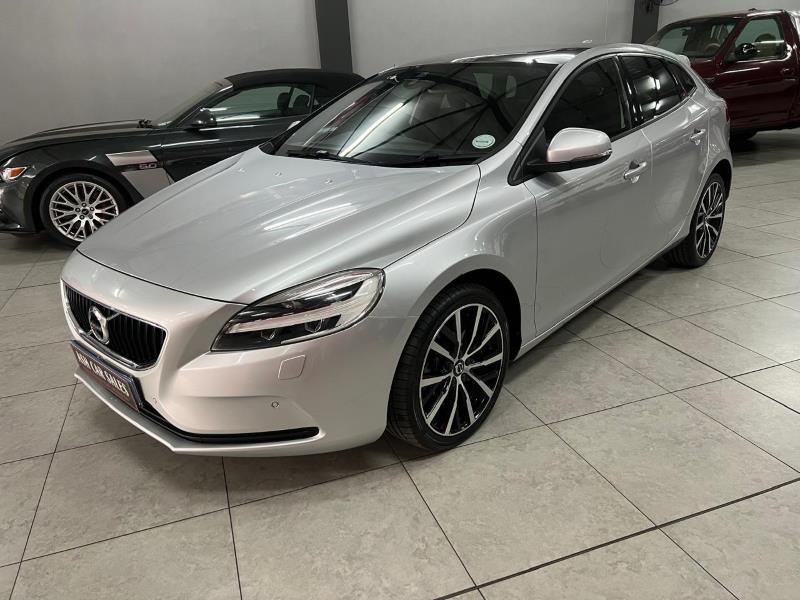2019 VOLVO V40