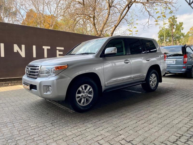 2013 TOYOTA Landcruiser 200